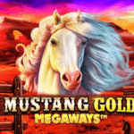 cabeça de um cavalo branco em meio a paisagem do Velho Oeste, com a logo do slot Mustang Gold Megaways.