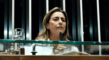 imagem da senadora Soraya Thronicke na bancada do Senado.