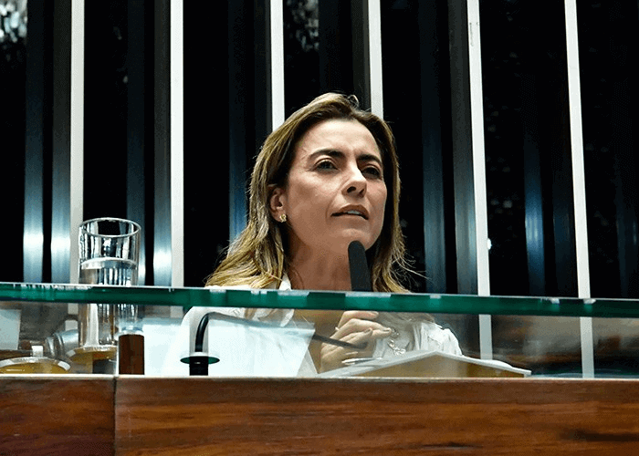 imagem da senadora Soraya Thronicke na bancada do Senado.