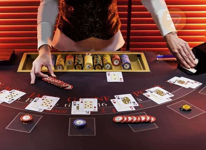 A table for blackjack with dealt cards and bet chips. <yoastmark class=